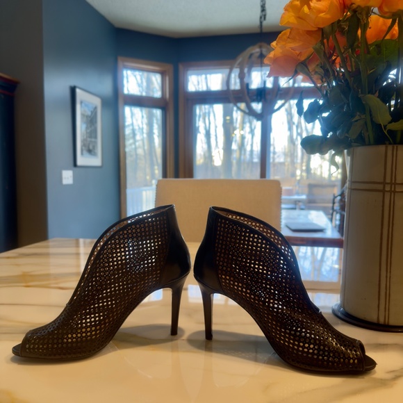 Pre Owned Vince Camuto Black Leather Perforated Hole High Heel Booties sz 7.5 M - Picture 2 of 11